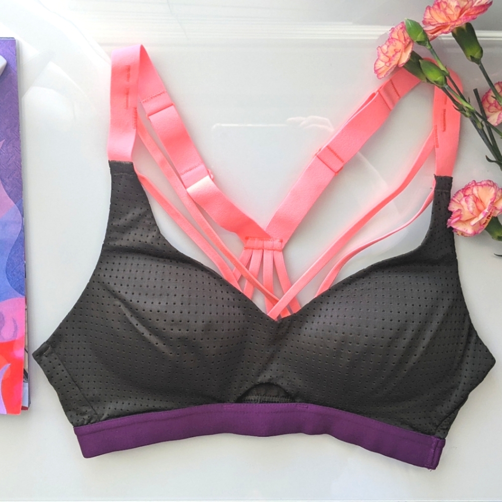 Victoria Sport Strappy Sports Bra